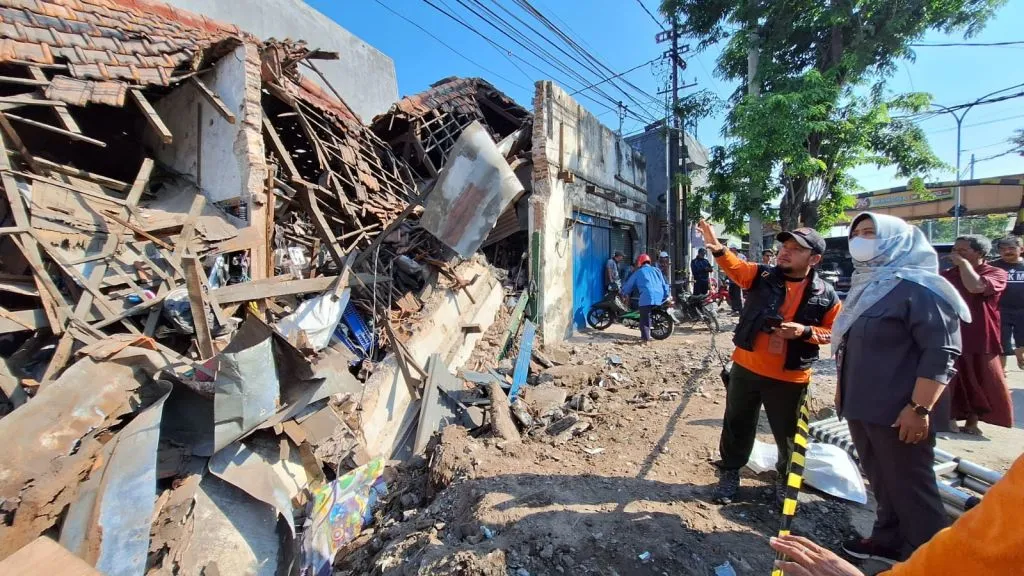 Pemkot Surabaya Gerak Cepat Bantu Evakuasi Rumah Ambruk di Kapasari