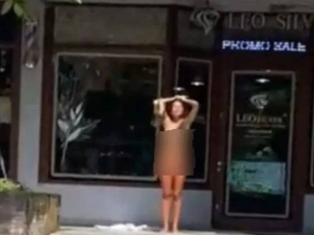 Berulah lagi, Cewek Bule Kroasia Bugil di Depan Toko Perhiasan di Bali