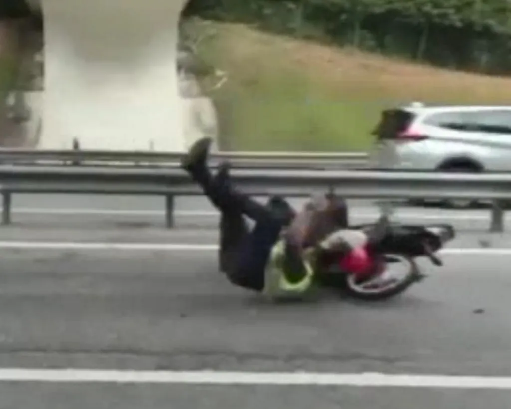 Viral Polisi Ditabrak Motor yang Nekad Terobos Razia