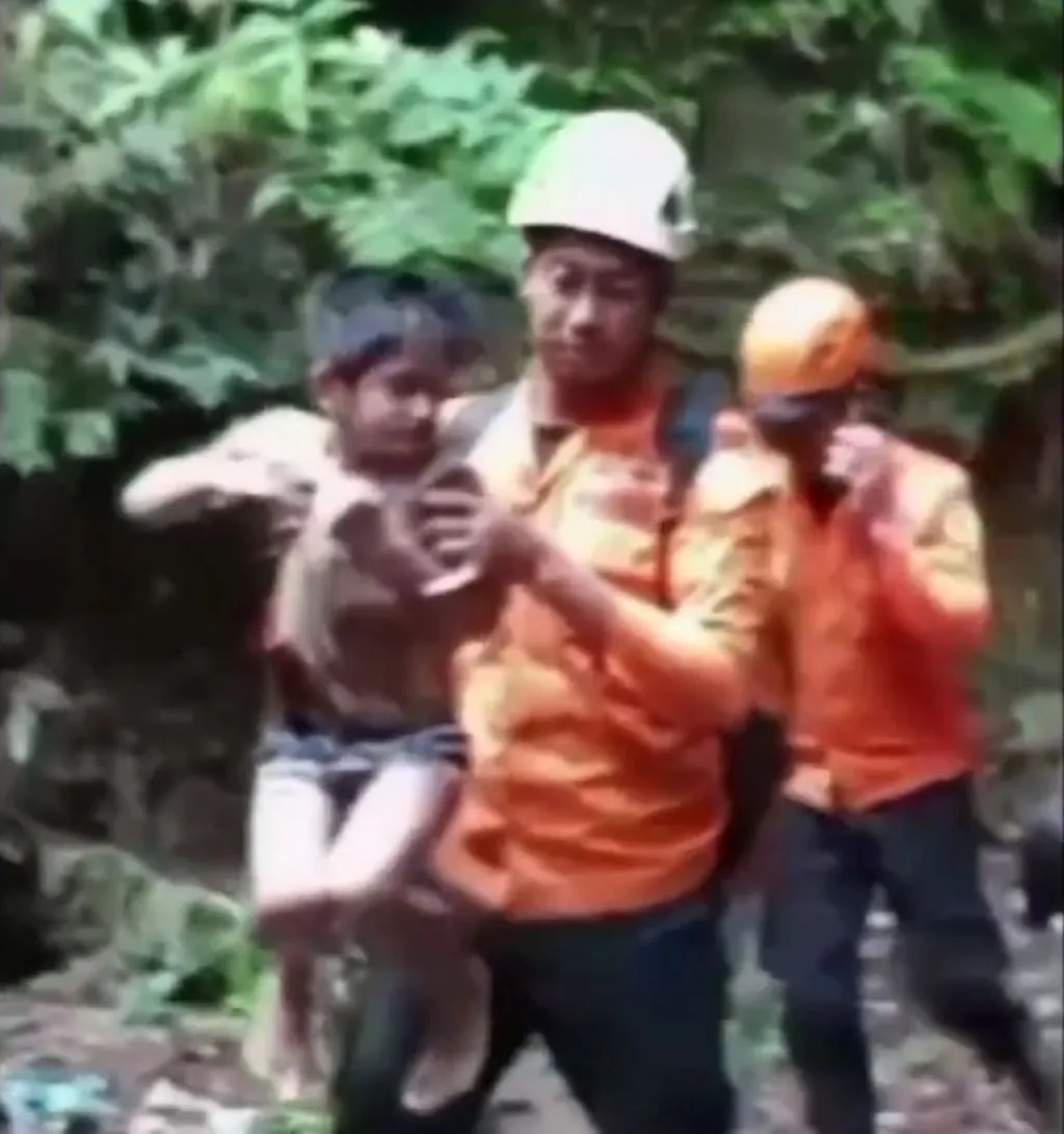 Sang bocah digendong petugas saat ditemukan di sungai. Foto: BPBD