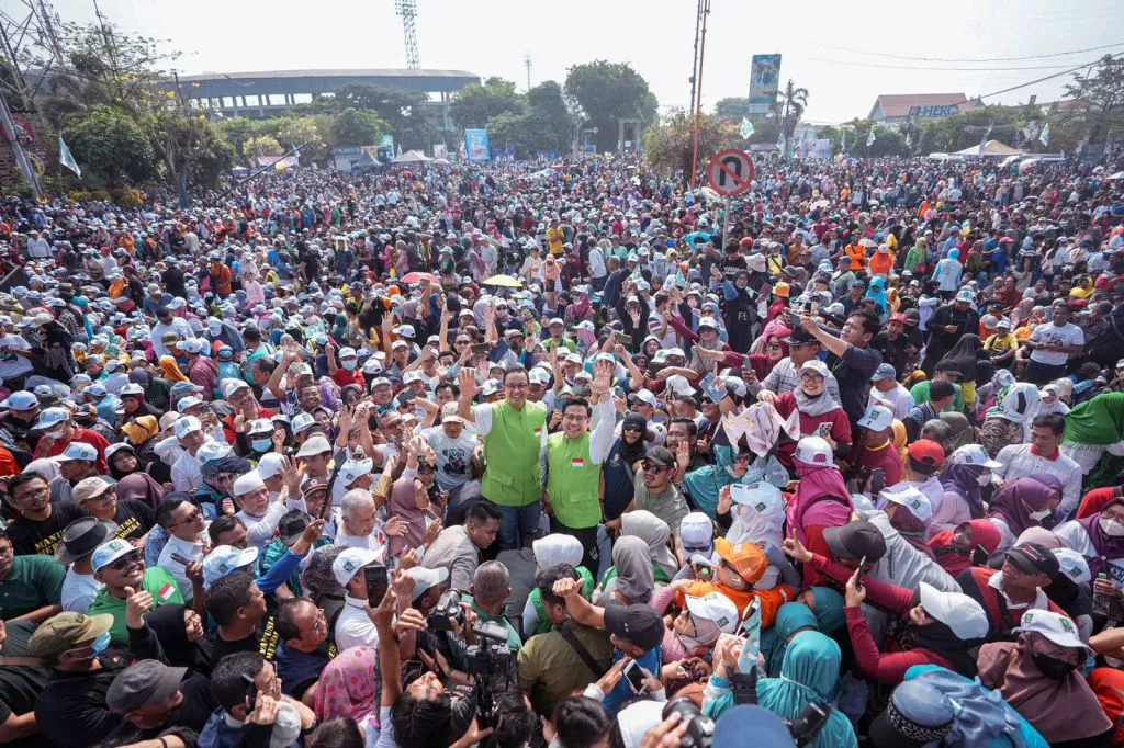 Anies dan Cak Imin di tengah lautan manusia. Foto: Twitter Anies 