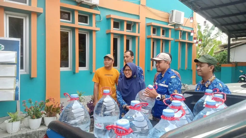 Terdampak Kekeringan, Kelurahan Pabean Distribusikan Air Mineral