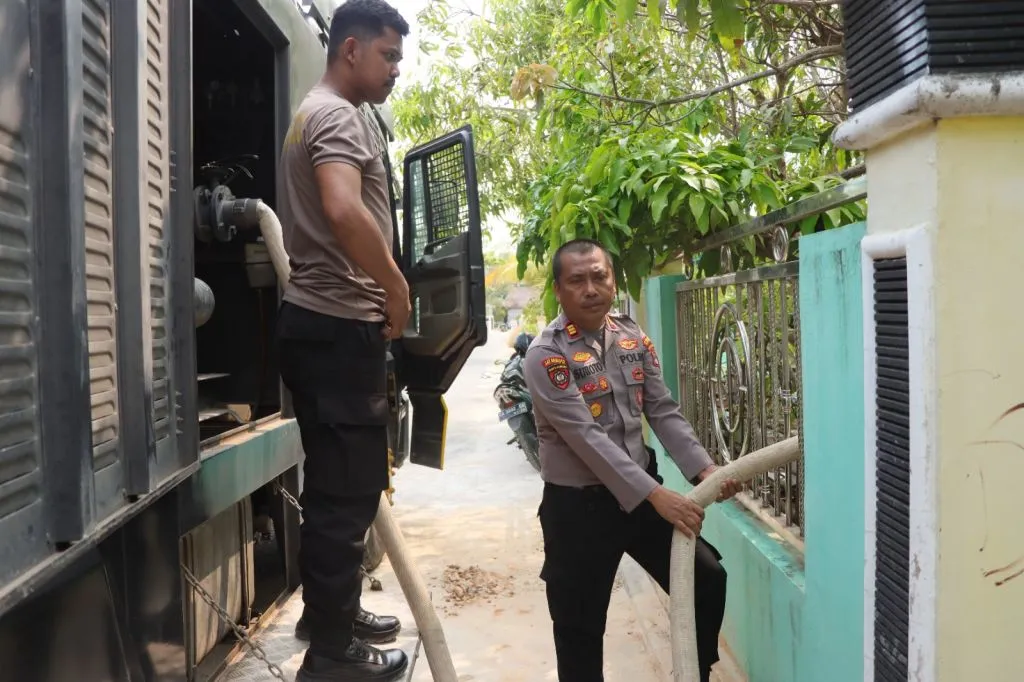 Sat Samapta dan Humas Polres Kotabaru melaksanakan bakti sosial pendistribusian air bersih ke rumah-rumah warga, Rabu (4/10/2023). Foto: humas