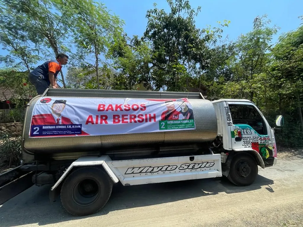 Kekeringan Makin Parah di Ponorogo, Dhika Droping Air Bersih di Desa Terdampak