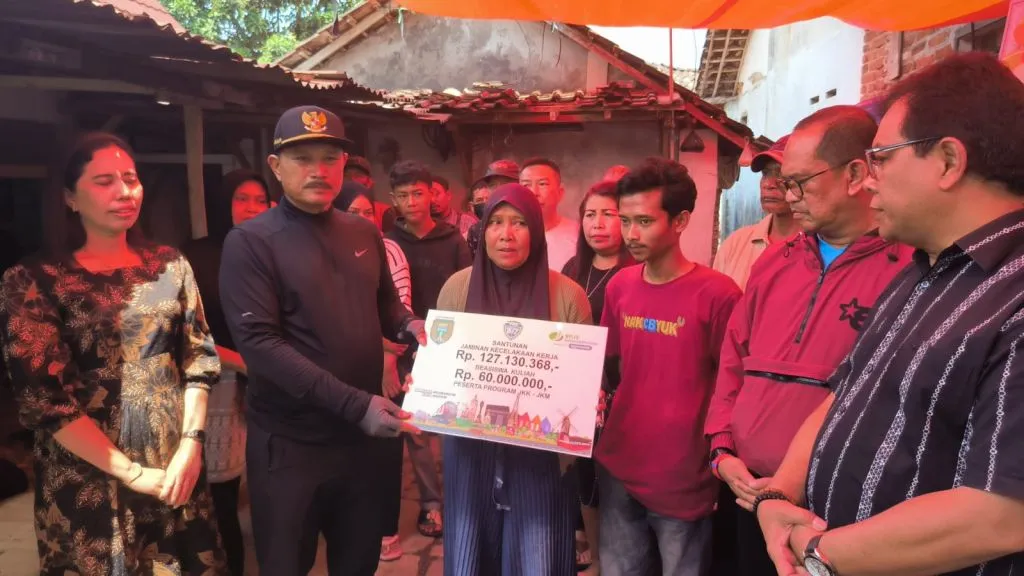 Wali Kota Madiun Maidi bersama perwakilan BPJS Ketenagakerjaan, Sekda Soeko Dwi Handiarto, dan Kepala DisnakerKUKM Kota Madiun Andriono Waskito Murti menyerahkan santunan JKK-JKM kepada ahli waris.