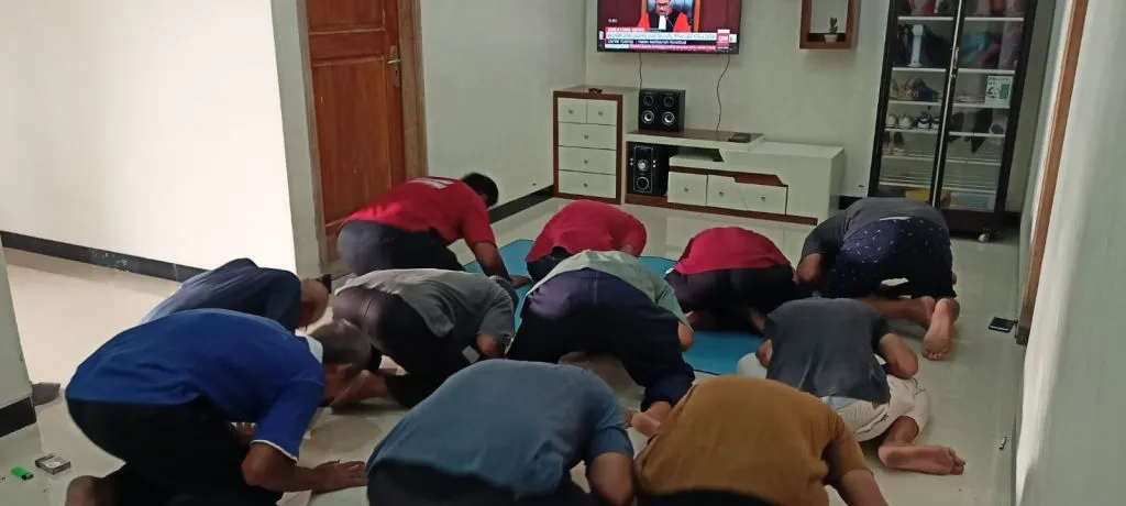 Pasca Putusan MK, Puluhan Pendukung Gibran di Ponorogo Sujud Syukur