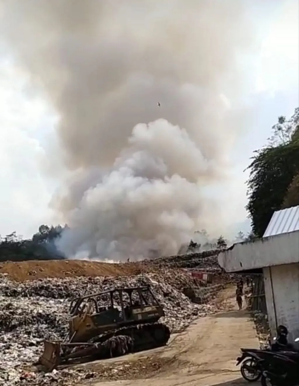 Tumpukan Sampah TPA Tlekung Kota Batu, Dilalap Si Jago Merah