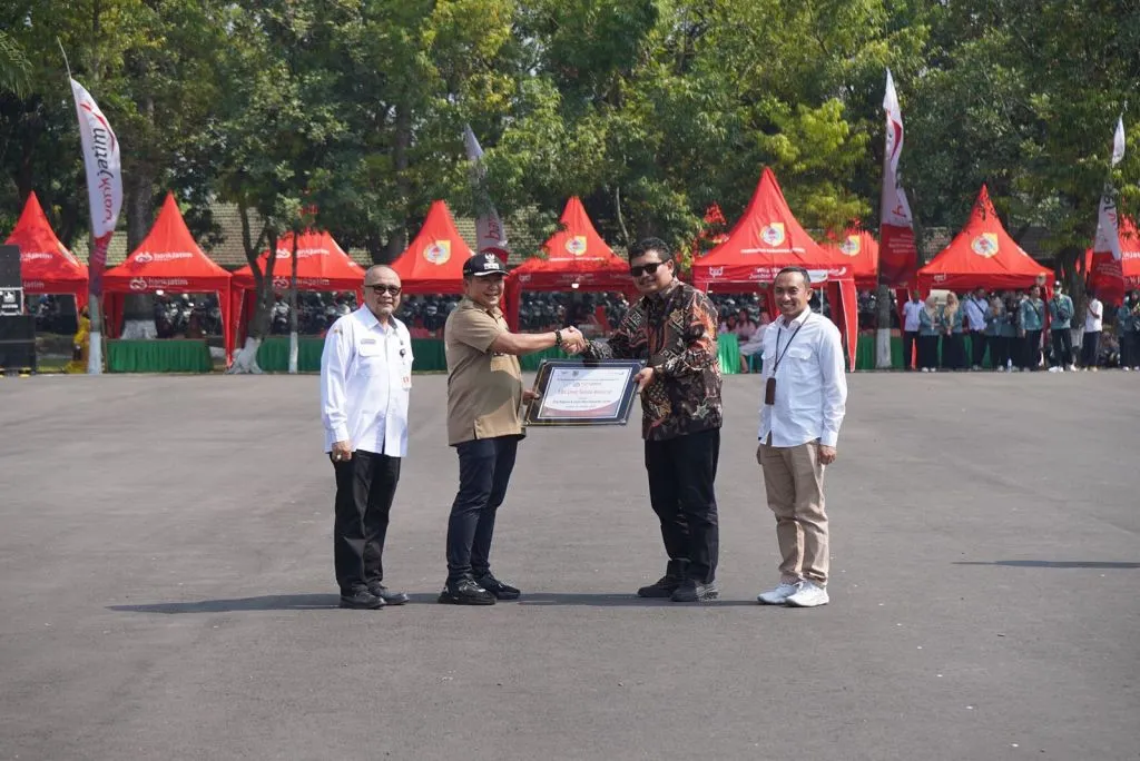 Bantu UMKM Naik Kelas, Bank Jatim Serahkan CSR Tenda Kerucut di Jember