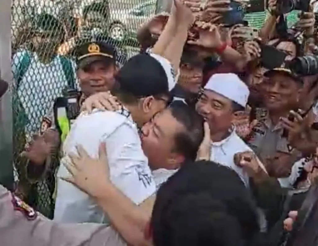 Keluar dari Lapas Kelas IIA Salemba, Munarman Disambut Puluhan Simpatisan