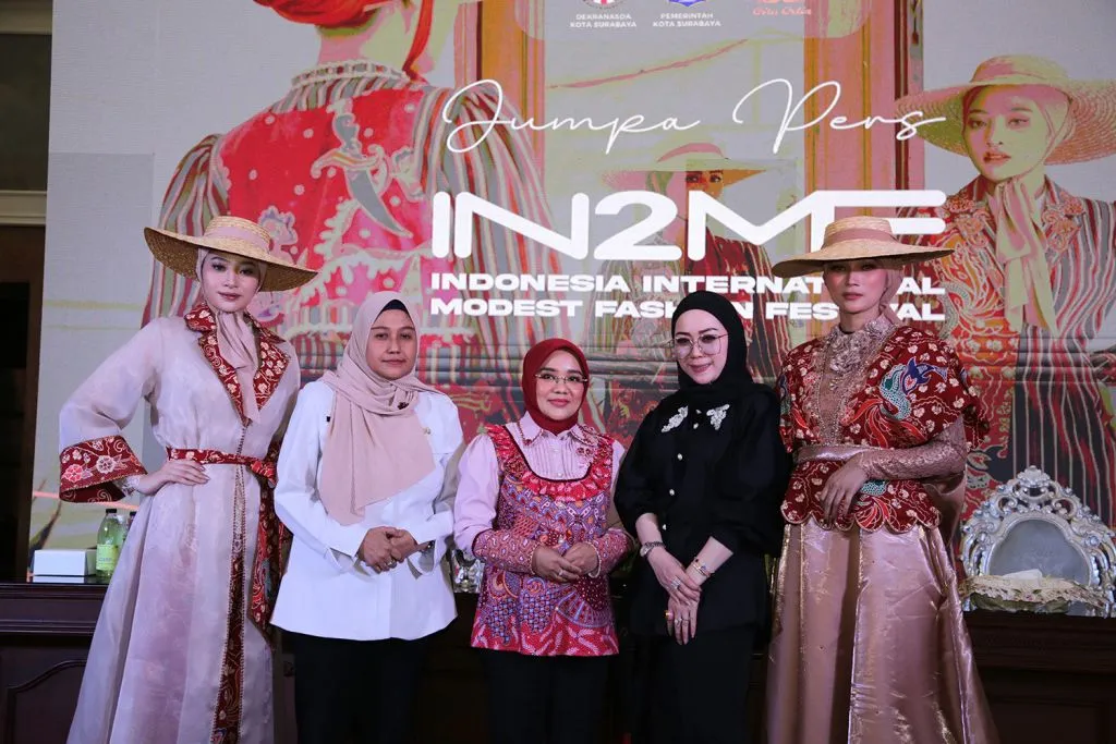 Batik khas Kota Surabaya turut meramaikan event bertajuk Indonesia International Modest Fashion Festival (IN2MF). Gelaran fashion show skala internasional tersebut, akan berlangsung selama lima hari pada tanggal 25 - 29 Oktober 2023 di Jakarta Convention 