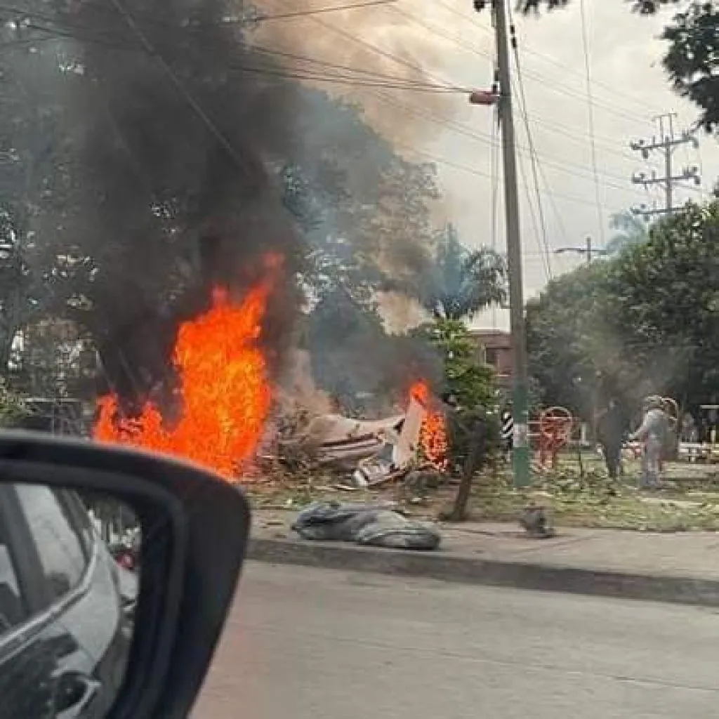 Pesawat Kecil Jatuh di Taman Kota, 1 Orang Tewas