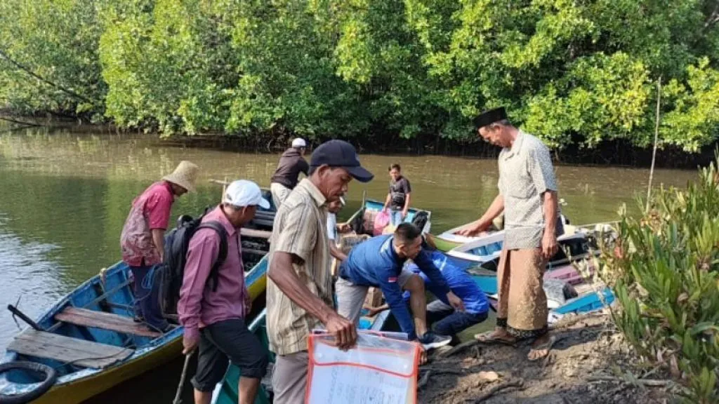 Demi menyerap Aspirasi Warga meski Harus Naik Perahu dan Berjalan di Lumpur