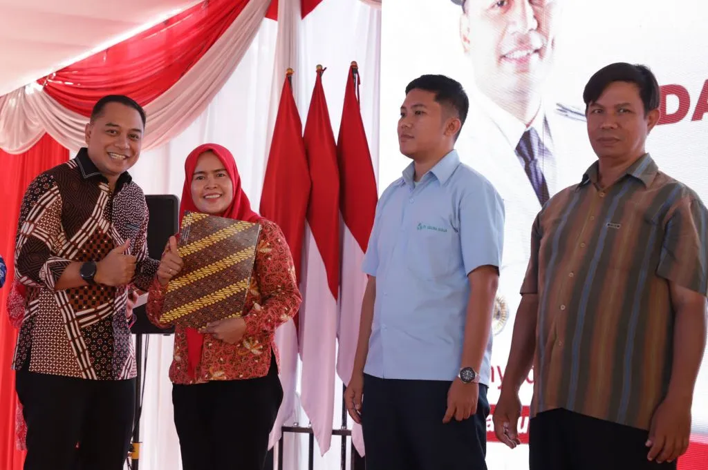Pemkot Surabaya menyalurkan BLT dari Dana Bagi Hasil Cukai Tembakau (DBHCT) kepada buruh pabrik rokok di PT HM Sampoerna Tbk, Jalan Raya Kalirungkut Kav. 9-11 Kota Surabaya, Senin (2/10/2023).