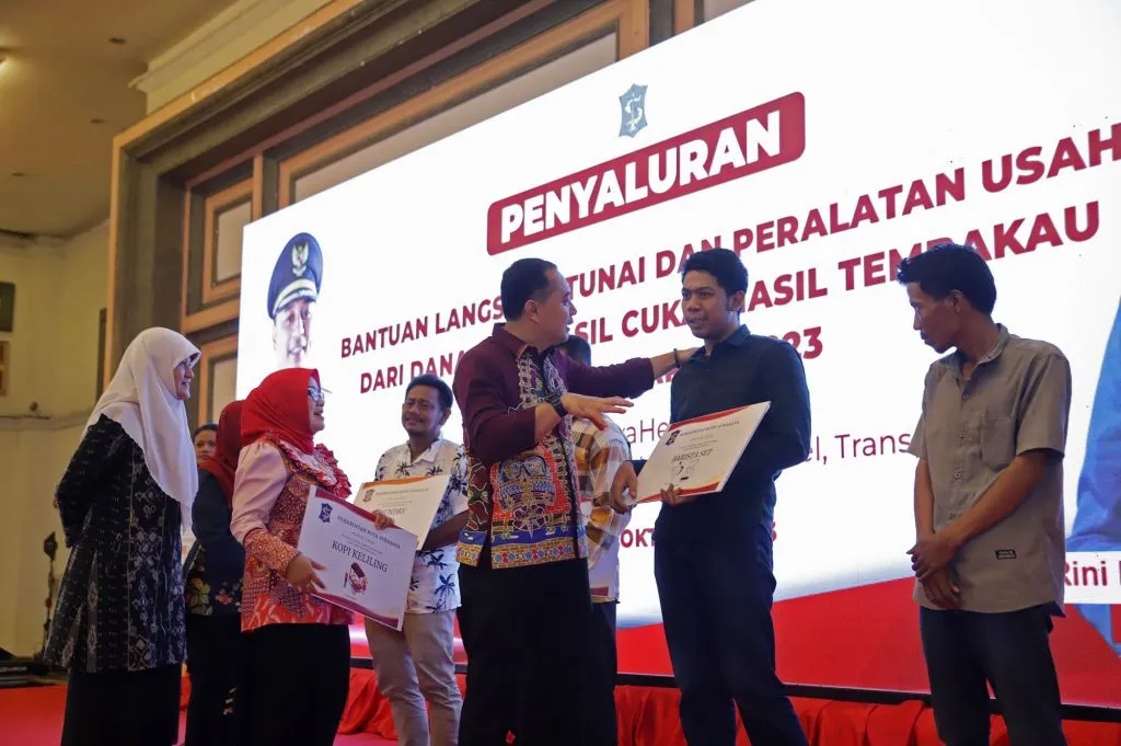 Selain BLT, 1.118 Warga Miskin di Kota Surabaya Diberi Bantuan Peralatan Usaha