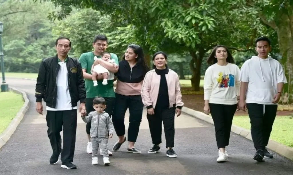 Netizen Penasaran, Ginana Suasana Grup WA Keluarga Jokowi