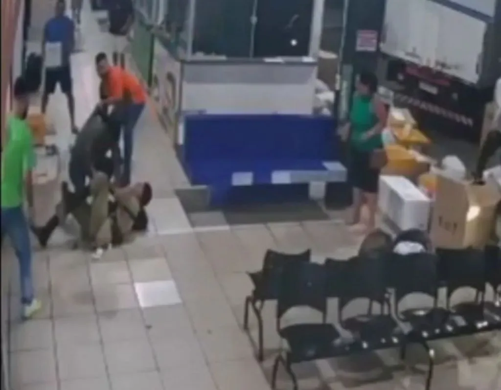 Serang Polisi Pakai Pisau, Pria Ini Dikeroyok lalu Ditembak Mati