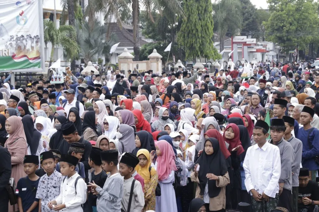 Jalan Sehat Hari Santri, Bupati Ponorogo Beri Hadiah Paket Umroh Gratis