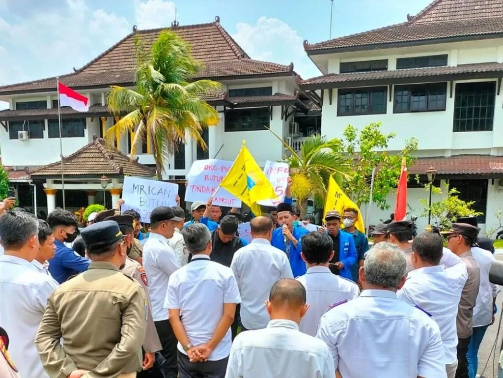 Demonstrasi Penutupan Tambang Ilegal di Ponorogo Nyaris Ricuh
