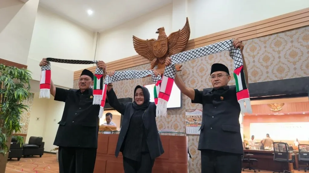 Anggota Fraksi PKB Kota Madiun Kompak Pakai Syal Palestina di Rapat Paripurna