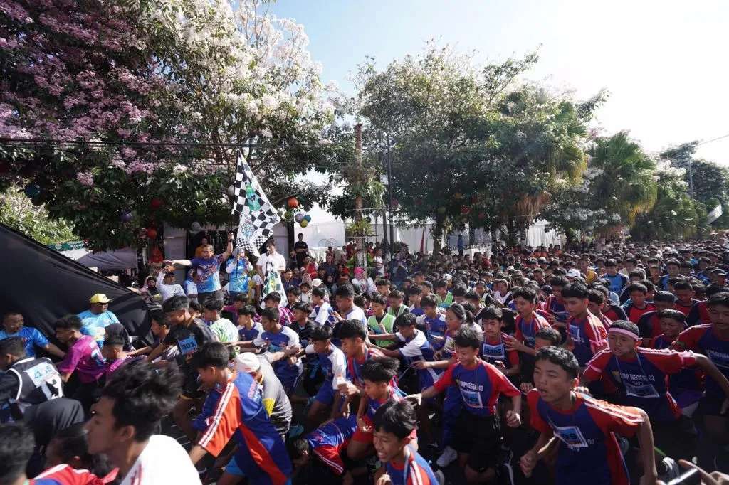 Pj Wali Kota Batu Berangkatkan Ribuan Peserta KWB Run 2023 dari Balaikota