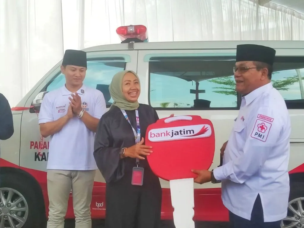Wujud Sinergi, Bank Jatim Serahkan CSR Ambulans dan Launching KKPD
