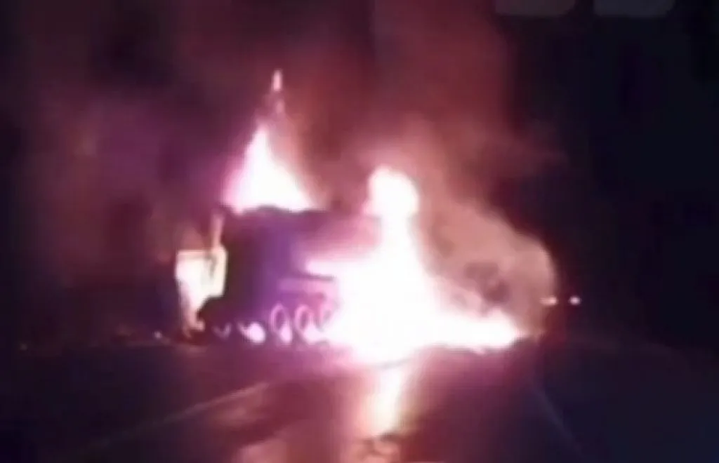 Truk Muatan Semen Nabrak, Meledak dan Terbakar