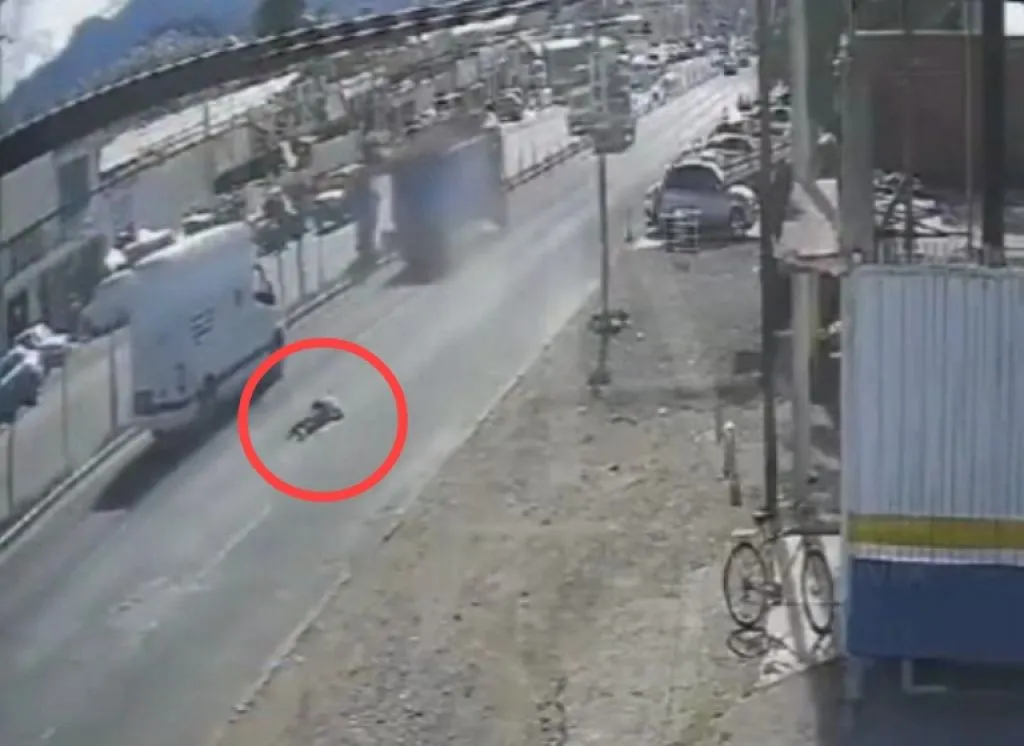 Pria Tak Dikenal Tewas usai Tabrakkan Diri ke Bus