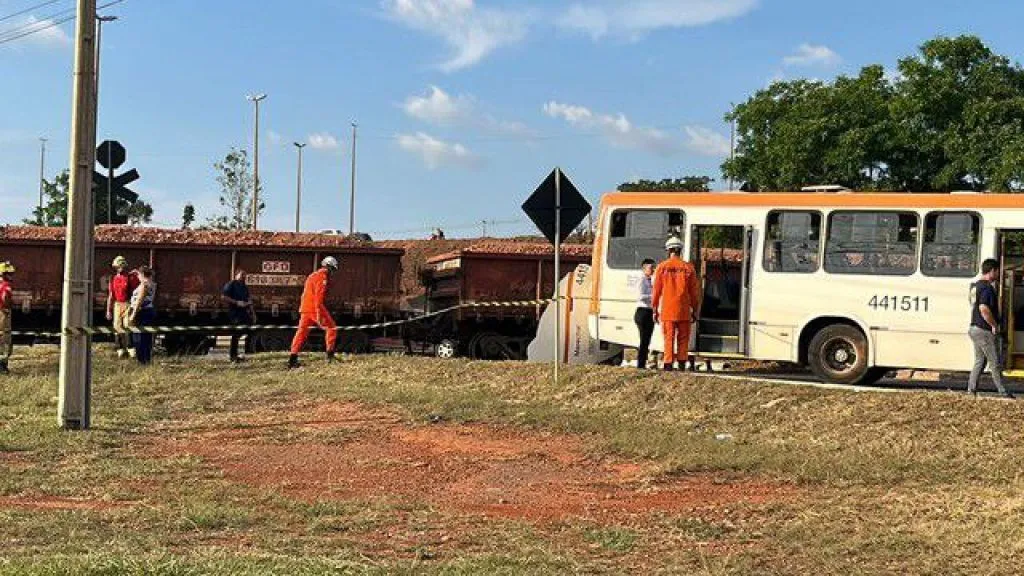 Kereta Api Tabrak Bus, Seoang Wanita Tewas Mengenaskan