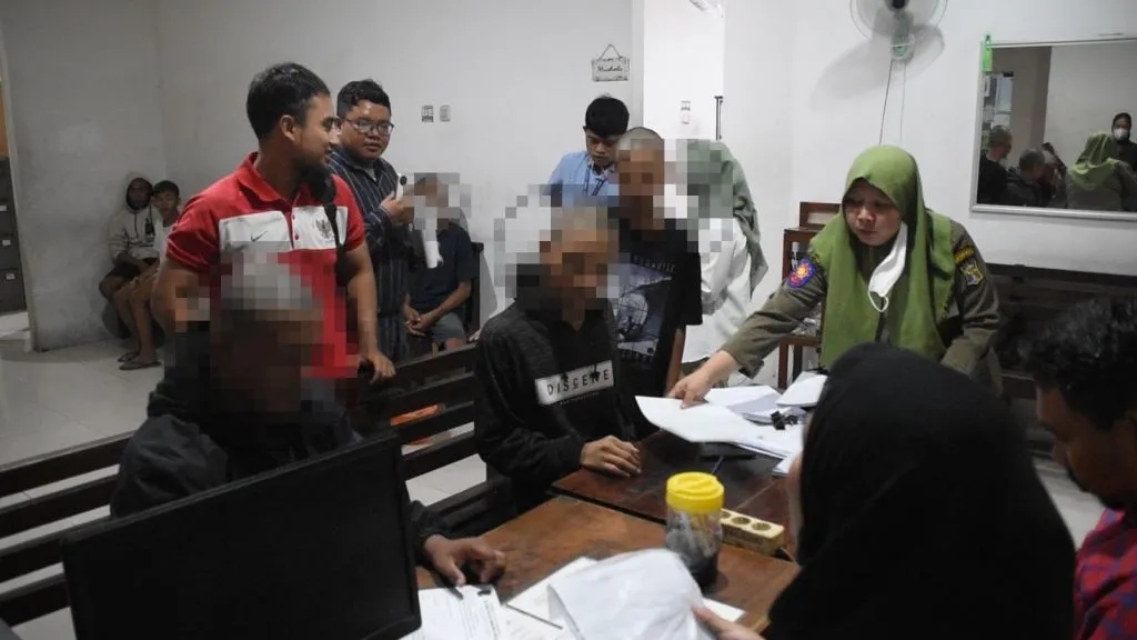 Satpol PP Surabaya Sanksi Remaja Hendak Tawuran untuk Rawat ODGJ di Liponsos