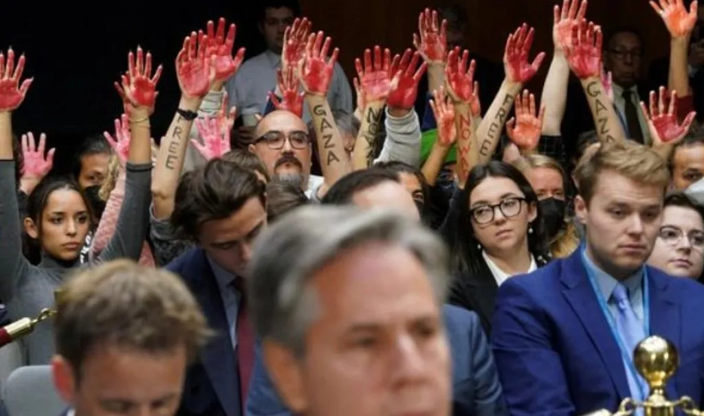 Demo Tangan Berdarah Lawan Pemerintahan Biden yang Minta Duit lagi untuk Bantu Israel