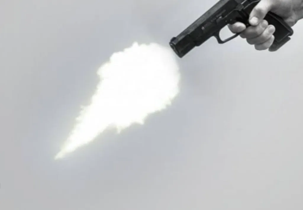 Mainan Pistol, Pria Ini Tertembak Sendiri