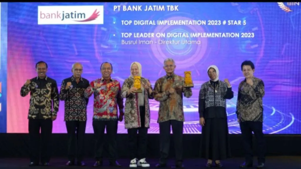 Konsisten Bertransformasi Digital, Bank Jatim Dapat 2 Penghargaan TOP Digital Awards
