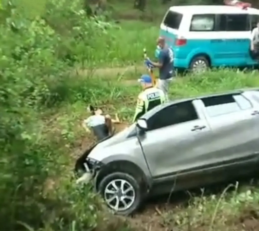 Mobil Terperosok ke Tepi Jalan, Dua Orang Luka Parah