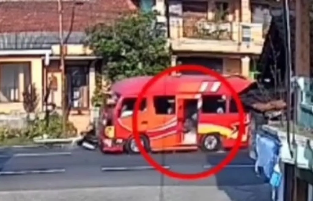 Menyeberang Jalan Pertigaan, Mobil dan Motor Diseruduk Elf