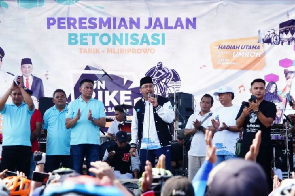 Gus Muhdlor Resmikan Ruas Jalan Beton Tarik-Mliriprowo
