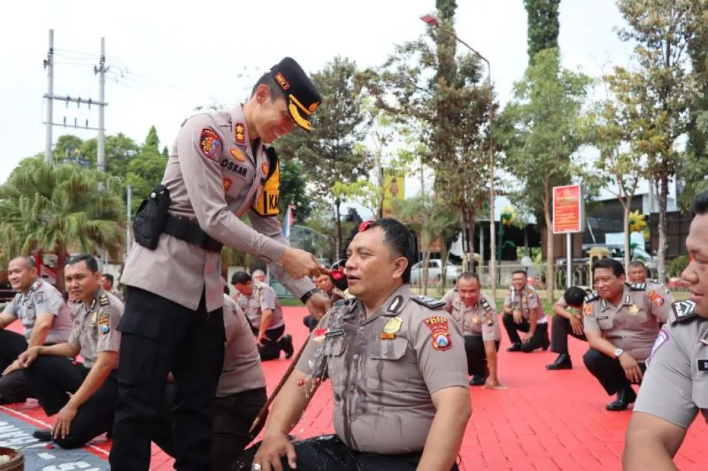42 Anggota Polres Batu Dapat Kenaikan Pangkat Satu Tingkat lebih Tinggi
