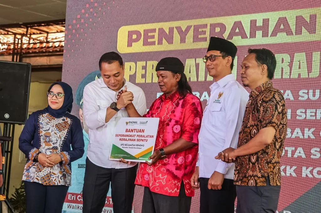 Pemkot Surabaya Beri Bantuan untuk Pengrajin Sepatu Tambak Osowilangun
