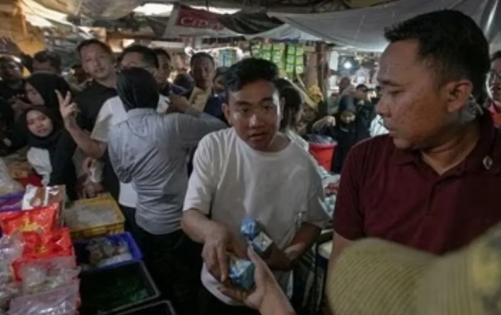 Di Tengah Hujan Kritikan, Prabowo-Gibran Konsisten Bagikan Susu dan Makanan Gratis