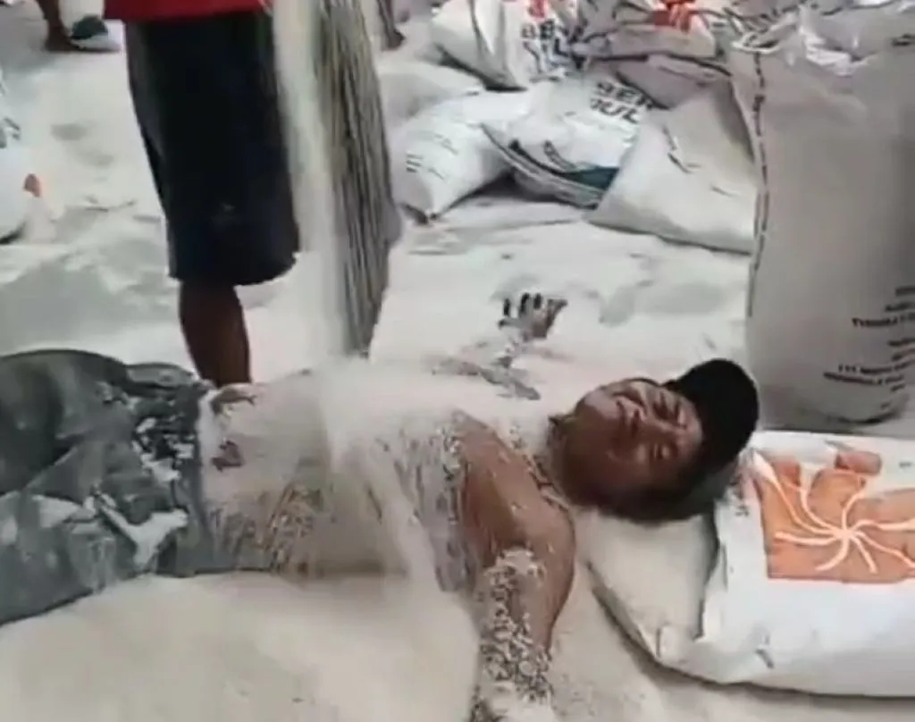 Viral Video Pria Mandi Beras di Gudang Bulog, Warga Khawatirkan Baunya