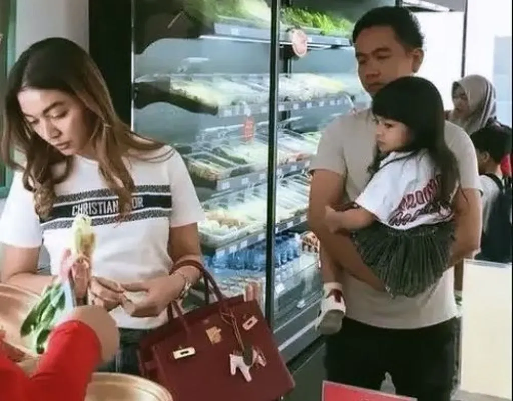 Belanja ke Supermarket, Istri Gibran Pakai Kaos Oblong Seharga Rp 17 Jutaan