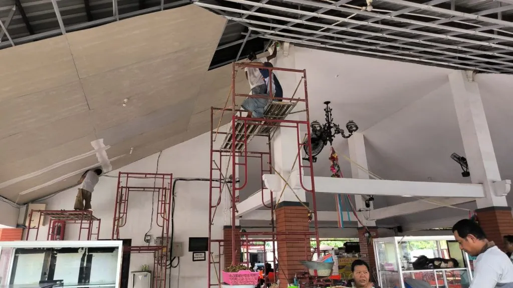 Gercep Perbaiki Plafon Ambrol di Food Court Sleko Madiun Akibat Hujan Deras