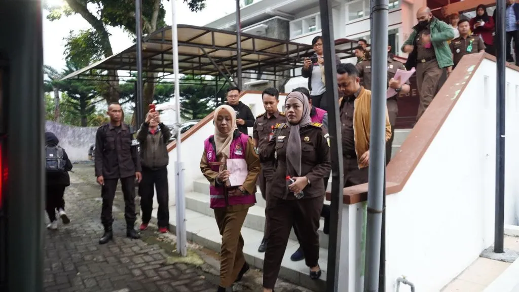 Kadinkes Kota Batu berinisial KT digiring ke mobil tahanan. Foto: Suprianto
