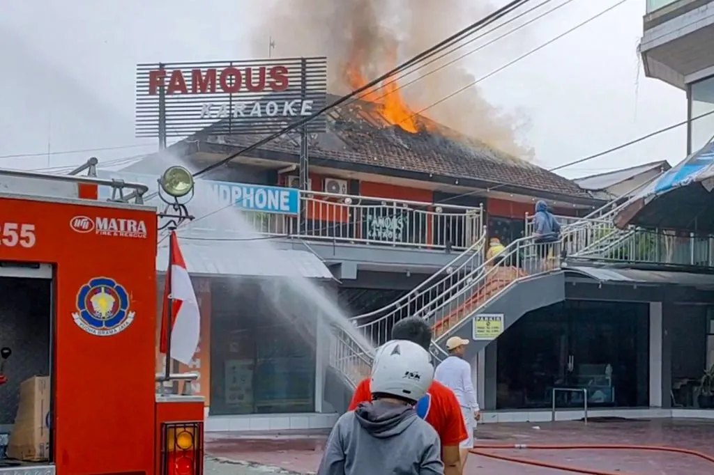 Famous Karaoke terbakar pada pagi hari. Foto: Adi