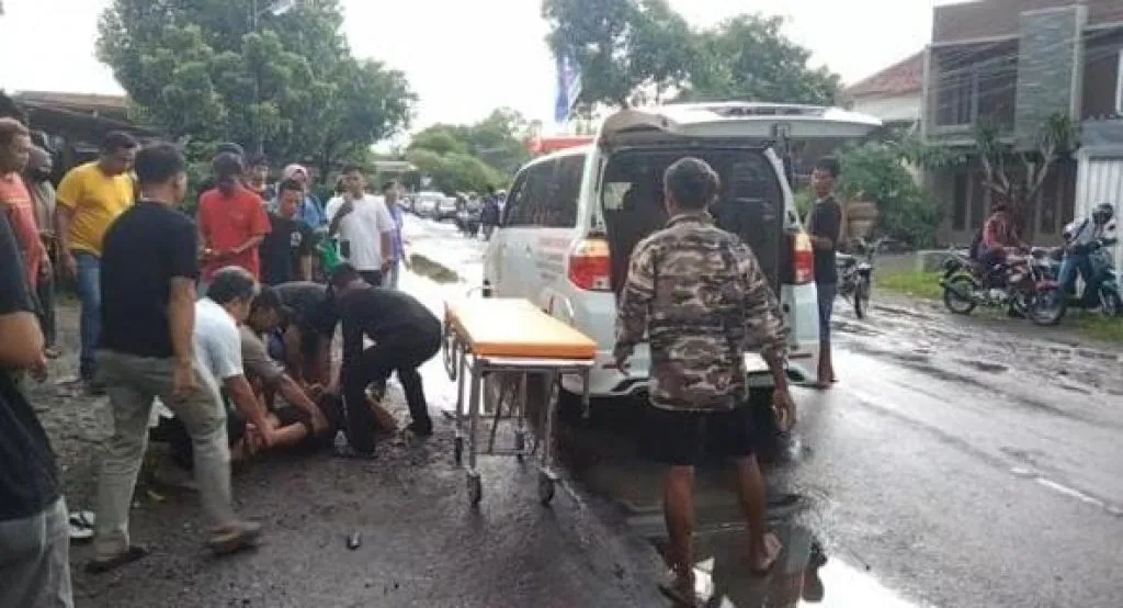 Hindari Jalan Berlubang, Pemotor di Ponorogo Kritis Usai Hajar Mobil Pick Up