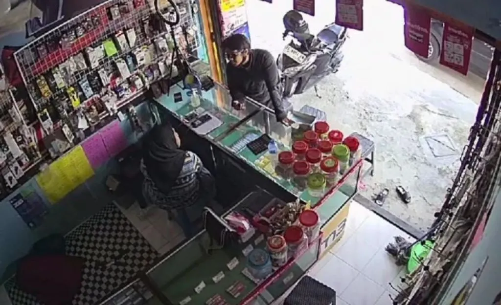Rekaman CCTV saat pelaku mencuri motor korban. Foto: Zainul