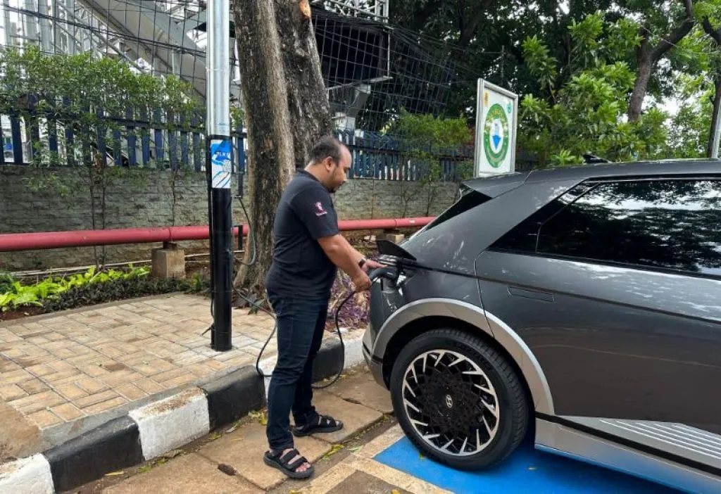 Inovasi Terbaru PLN, Tiang Listrik Dijadikan SPKLU, Ekosistem EV Makin Menarik