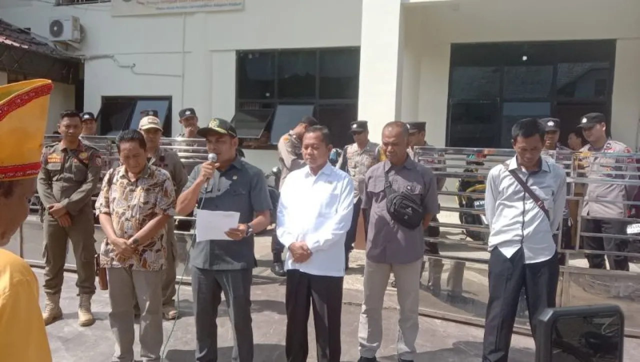Aksi Damai, LSM AKGUS Diterima Langsung Ketua DPRD Kotabaru