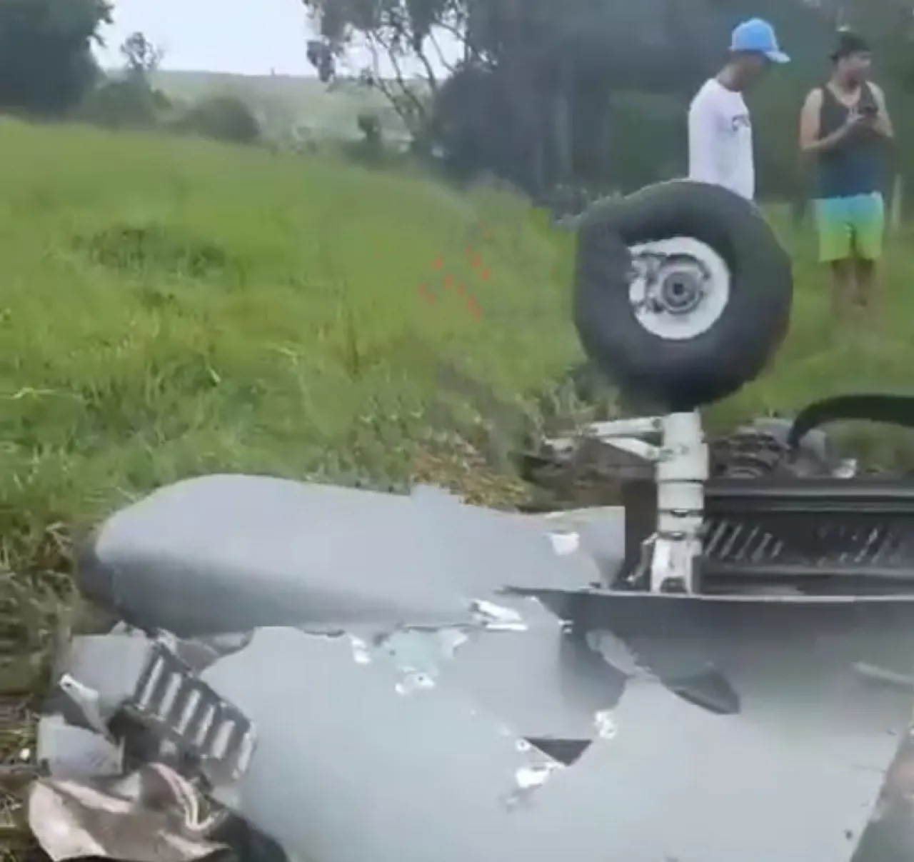 Hujan Lebat, Pesawat Bermesin Tunggal Pecah di Udara