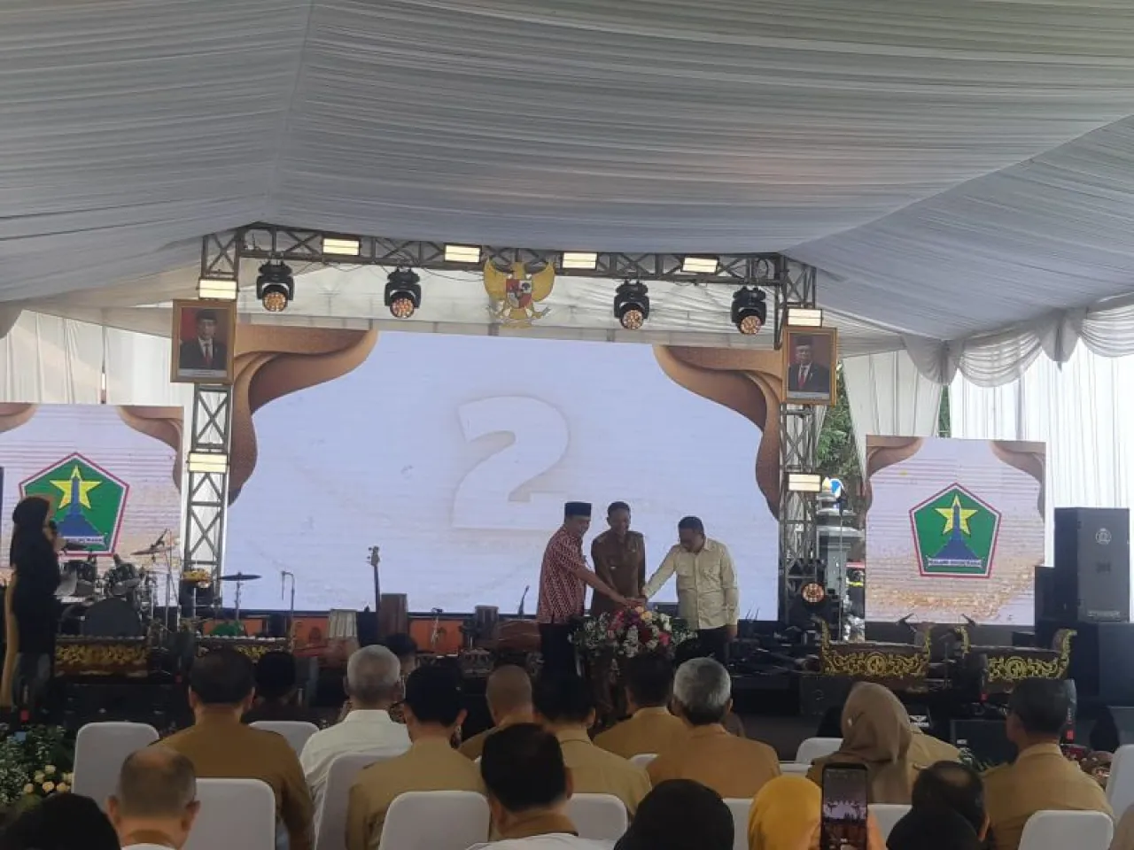 Ketua DPRD Kota Malang I Made Rian Diana Kartika (kiri), Pj Wali Kota Malang Wahyu Hidayat (tengah) dan Kepala Bapenda Kota Malang Handi Priyanto (kanan) saat meluncurkan SPPT PBB 2024.