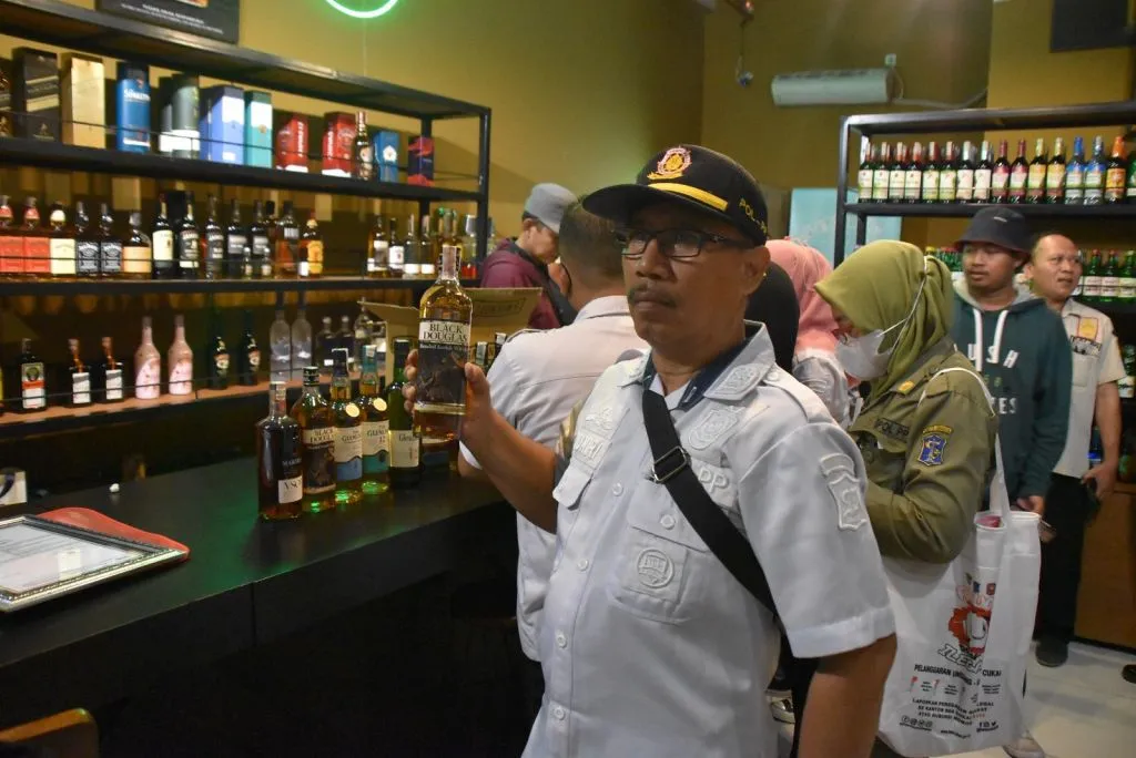 Satpol PP Sita Minhol dari Toko di Surabaya Selatan yang Tak Sesuai Izin